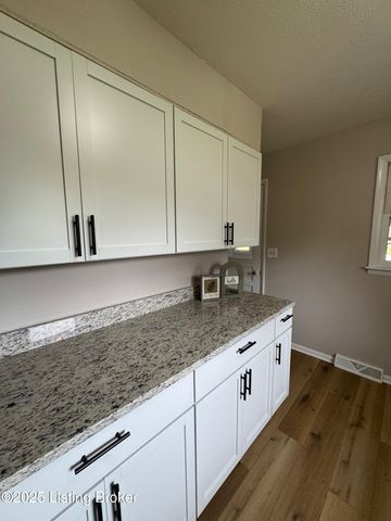 621 Jimwood Dr, Vine Grove, KY 40175