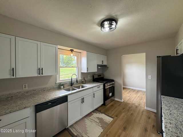 621 Jimwood Dr, Vine Grove, KY 40175