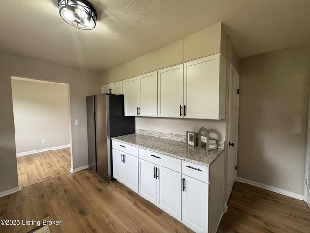 621 Jimwood Dr, Vine Grove, KY 40175