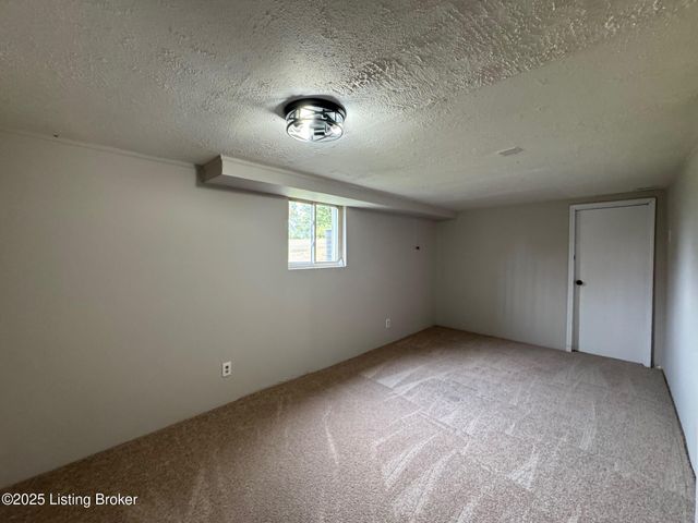 621 Jimwood Dr, Vine Grove, KY 40175