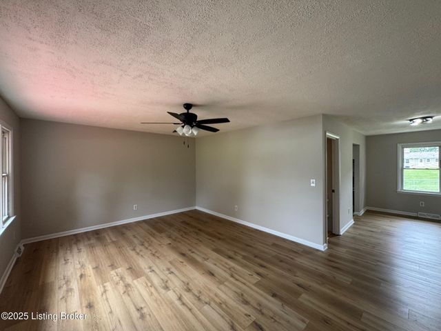 621 Jimwood Dr, Vine Grove, KY 40175