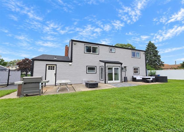188 Glen Summer Road, Holbrook, NY 11741