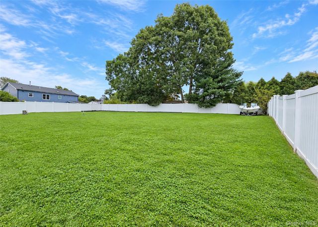 188 Glen Summer Road, Holbrook, NY 11741