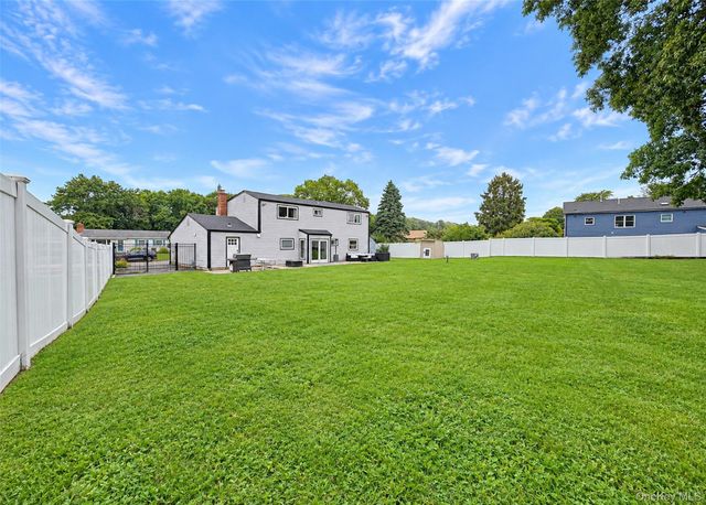 188 Glen Summer Road, Holbrook, NY 11741