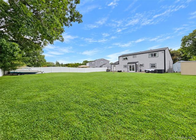 188 Glen Summer Road, Holbrook, NY 11741
