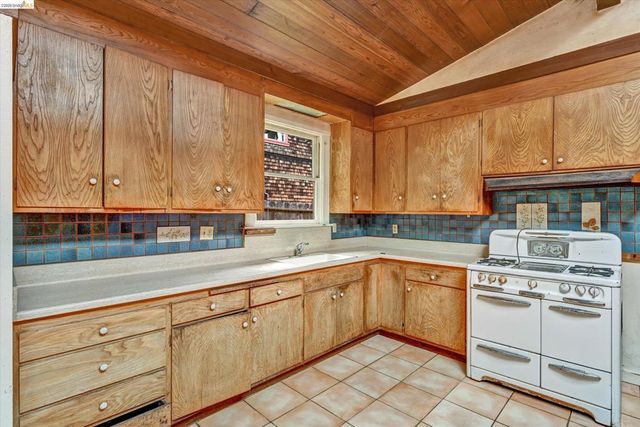 2219 Derby St, Berkeley, CA 94705