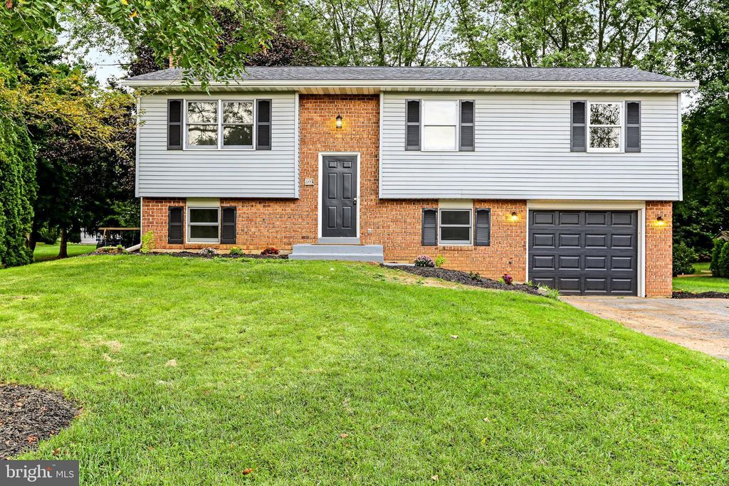 30 BUTTONWOOD DR, Lititz, PA 17543