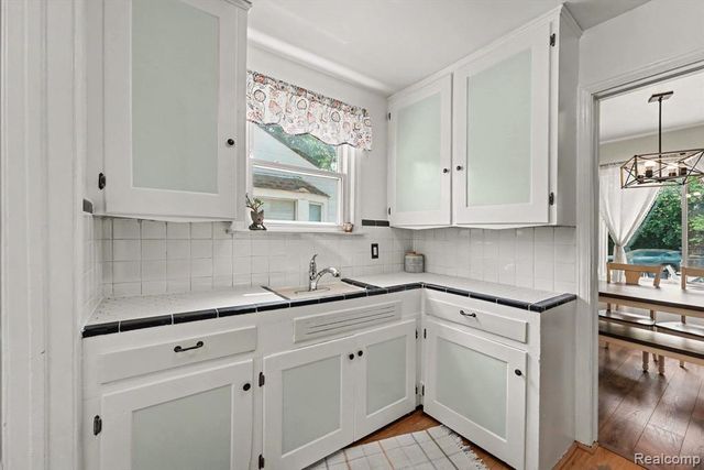 2904 Crooks Road, Royal Oak, MI 48073