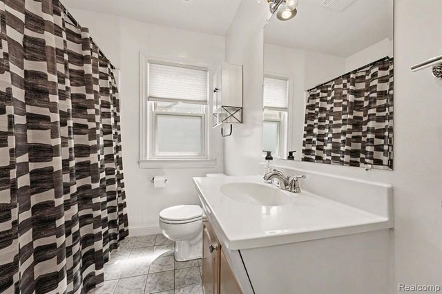 2904 Crooks Road, Royal Oak, MI 48073