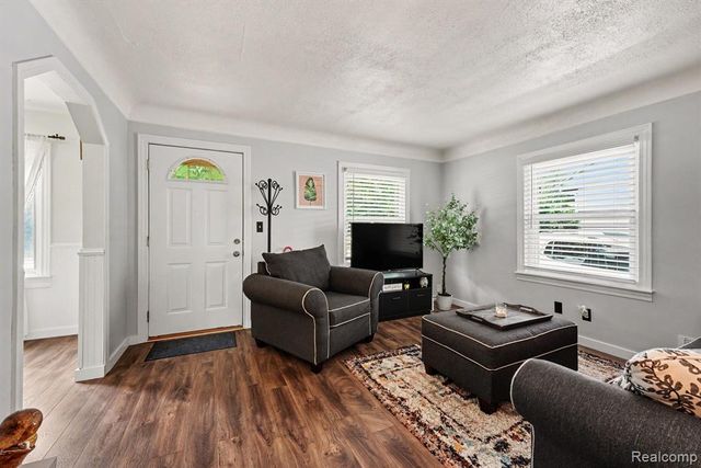 2904 Crooks Road, Royal Oak, MI 48073