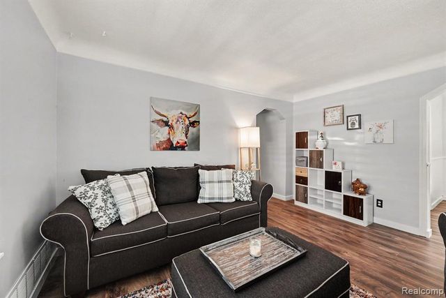 2904 Crooks Road, Royal Oak, MI 48073