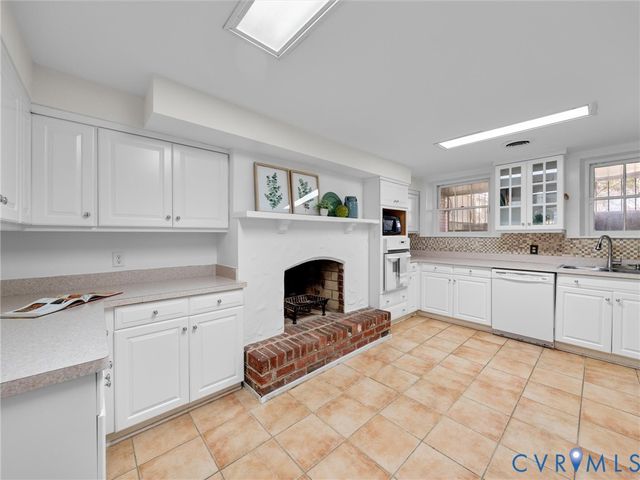 2206 E Broad St, Richmond, VA 23223