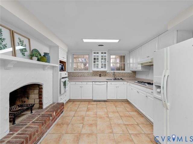 2206 E Broad St, Richmond, VA 23223