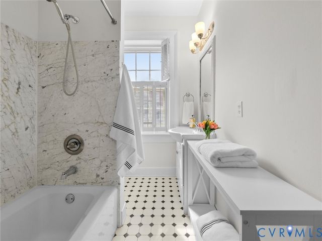 2206 E Broad St, Richmond, VA 23223