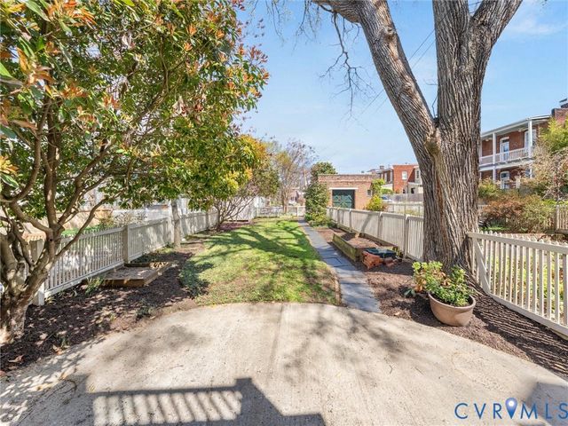 2206 E Broad St, Richmond, VA 23223