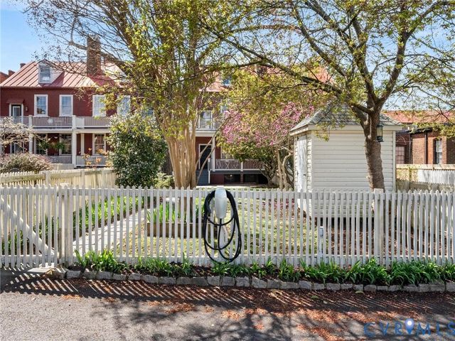 2206 E Broad St, Richmond, VA 23223