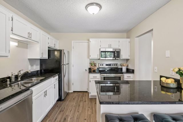 6260 Magda Drive B, Maple Grove, MN 55369