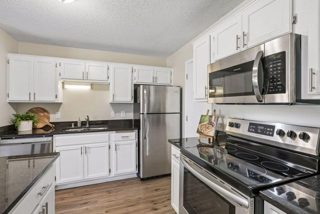 6260 Magda Drive B, Maple Grove, MN 55369