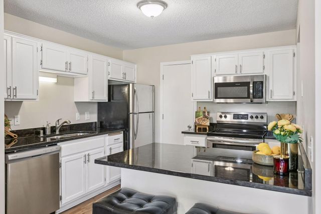 6260 Magda Drive B, Maple Grove, MN 55369