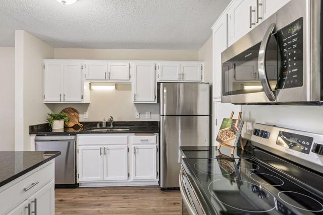 6260 Magda Drive B, Maple Grove, MN 55369