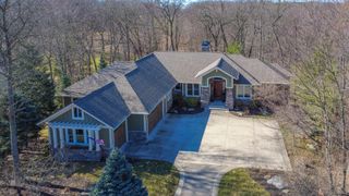 4209 N Oak Pointe NE, Grand Rapids, MI 49525