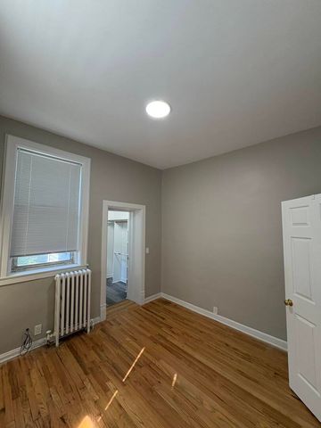 5136 S Blackstone Avenue 1F, Chicago, IL 60615