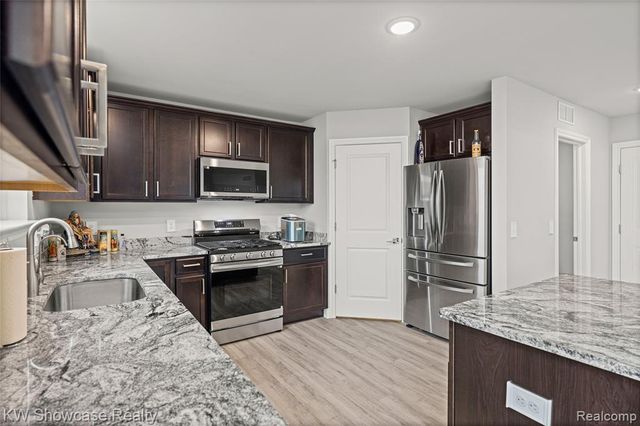 915 Preserve Lane, White Lake, MI 48386