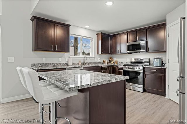 915 Preserve Lane, White Lake, MI 48386