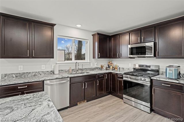 915 Preserve Lane, White Lake, MI 48386