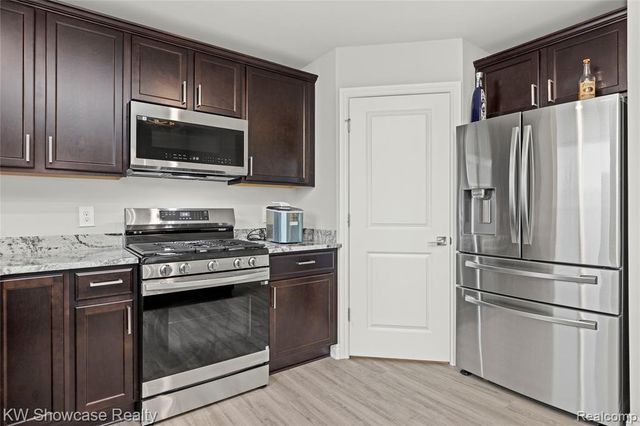 915 Preserve Lane, White Lake, MI 48386