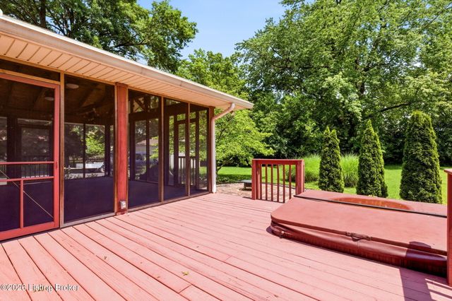 1502 McCarthy Ct, Louisville, KY 40222