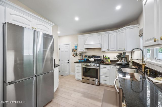 216 Parkview Terrace, Lincroft, NJ 07738