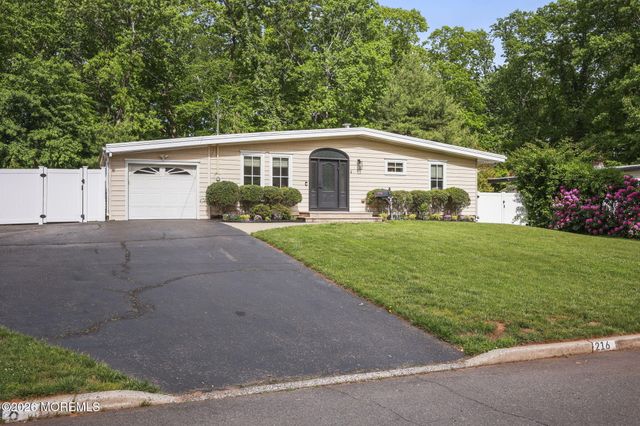216 Parkview Terrace, Lincroft, NJ 07738