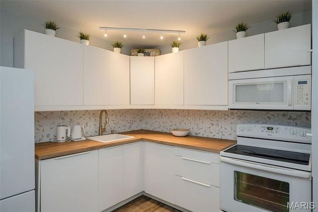 2303 Kratky Road B, St Louis, MO 63114