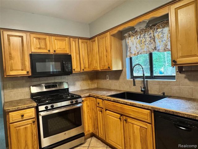 13305 Crane Ridge Drive, Fenton, MI 48430