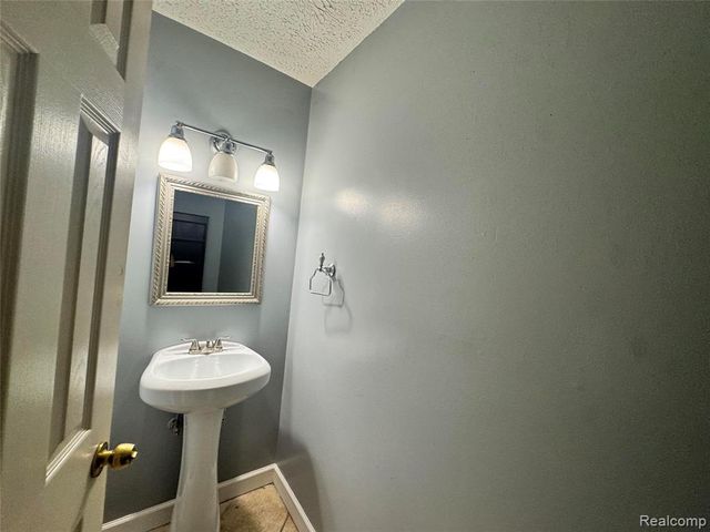 13305 Crane Ridge Drive, Fenton, MI 48430