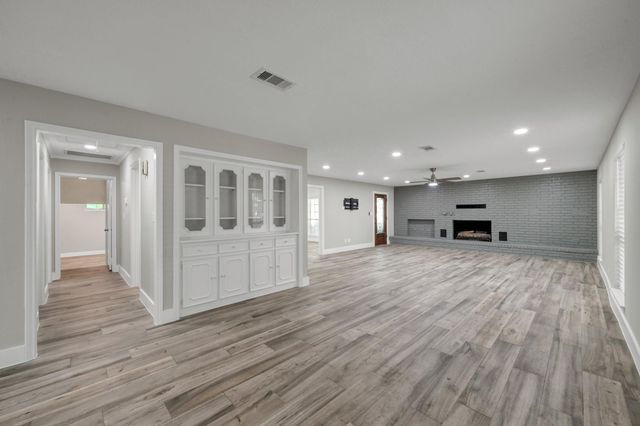 117 Broken Bough Lane, Conroe, TX 77304