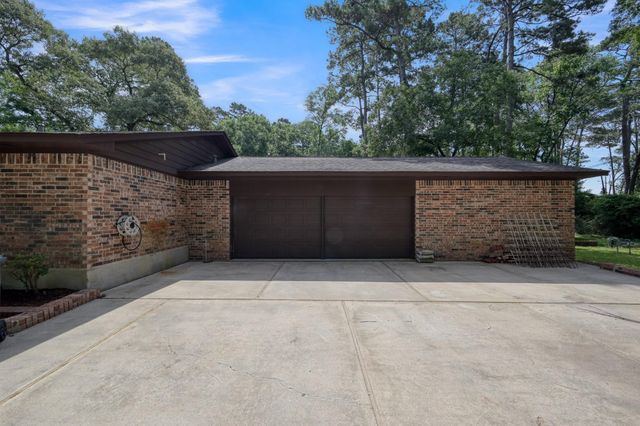 117 Broken Bough Lane, Conroe, TX 77304