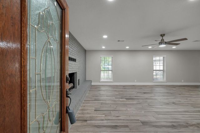 117 Broken Bough Lane, Conroe, TX 77304