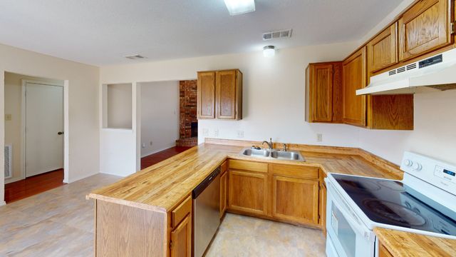 853 W Wintergreen Road, Lancaster, TX 75134