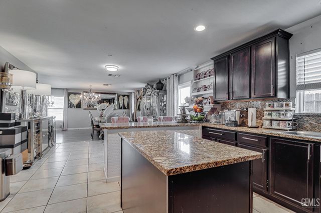 10000 Fitchburg Drive, Bakersfield, CA 93313