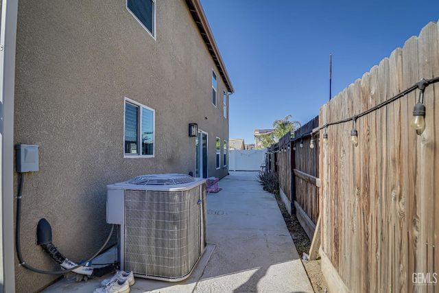 10000 Fitchburg Drive, Bakersfield, CA 93313