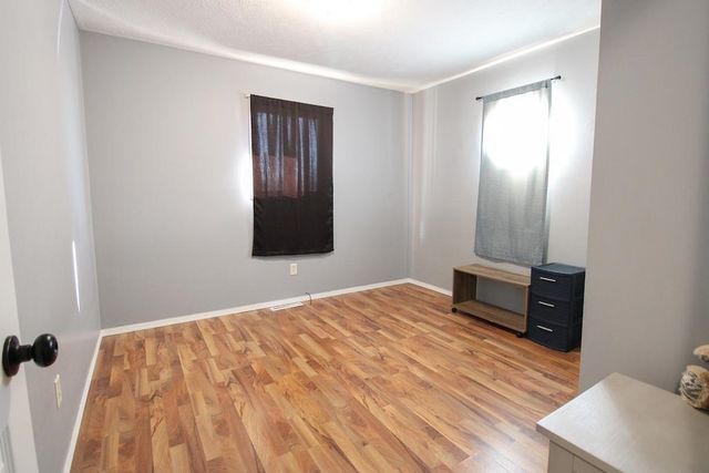 1060 Courtney Dr, Salina, KS 67401