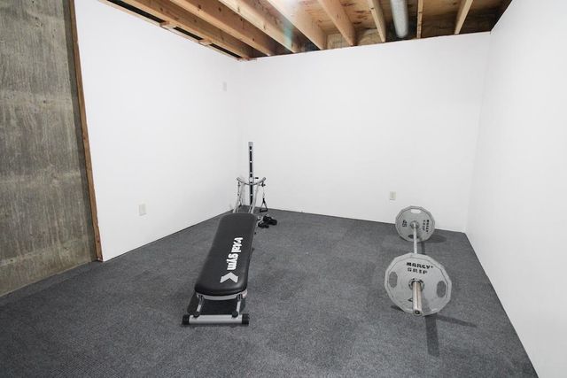 1060 Courtney Dr, Salina, KS 67401