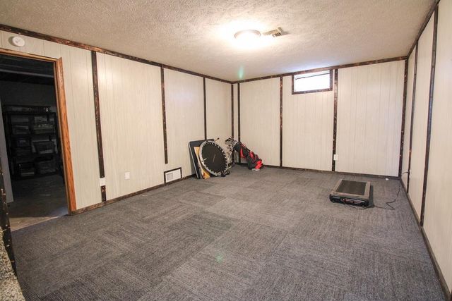 1060 Courtney Dr, Salina, KS 67401