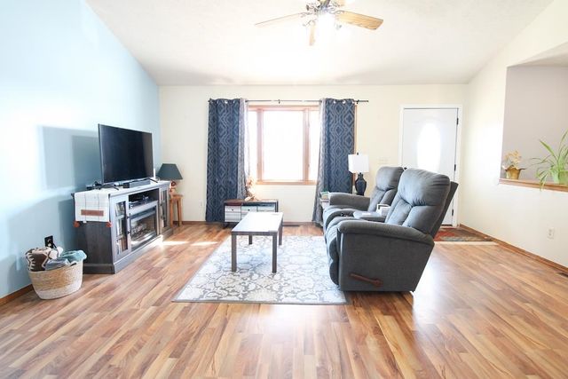 1060 Courtney Dr, Salina, KS 67401