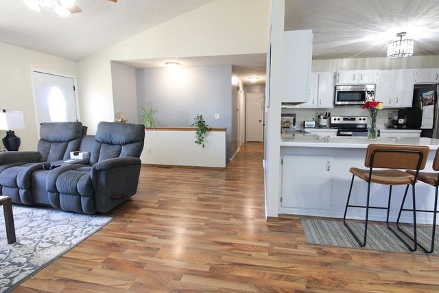 1060 Courtney Dr, Salina, KS 67401