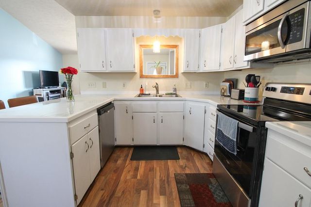 1060 Courtney Dr, Salina, KS 67401