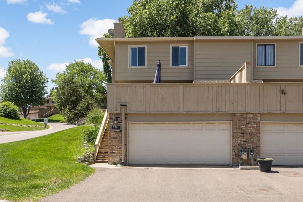 2201 Stroden Circle, Golden Valley, MN 55427
