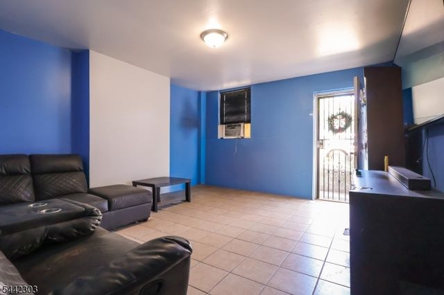 10 Oriental St, Newark City, NJ 07104